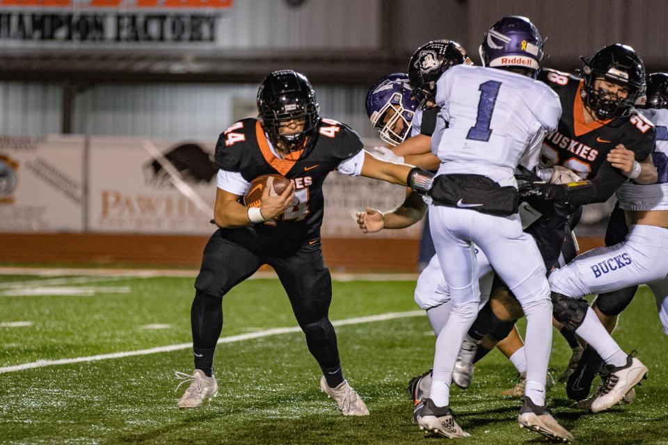 Pawhuska's Jojo Hendren pushes past the defensive line at during a 2021 game against Hominy.