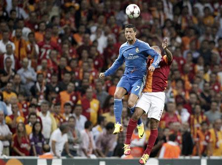 Real Madrid's Cristiano Ronaldo (L) heads the ball past Galatasaray's Felipe Melo during their Champions League Group B soccer match at Turk Telekom Arena in Istanbul September 17, 2013. REUTERS/Osman Orsal