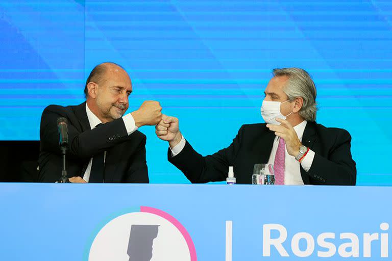 El presidente Alberto Fernández junto al gobernador Omar Perotti en la tercera reunión de Gabinete Federal, en Rosario, Santa Fe