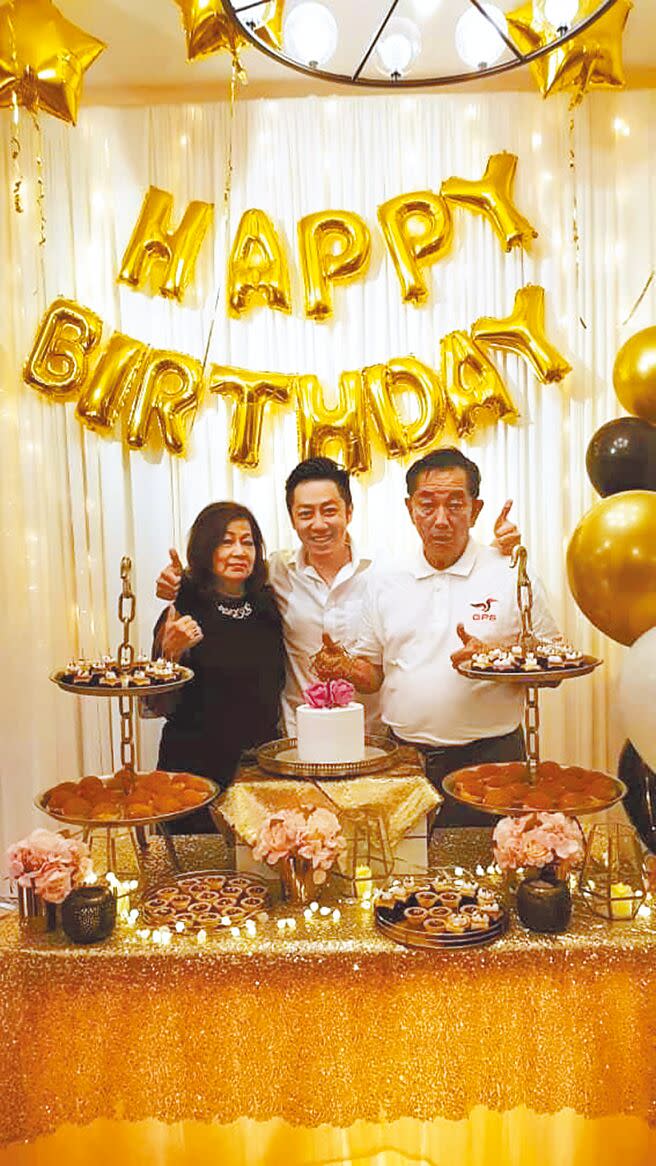 孝順的艾成（中）在爸媽結婚50周年為雙親舉辦Party慶祝。（資料照片）