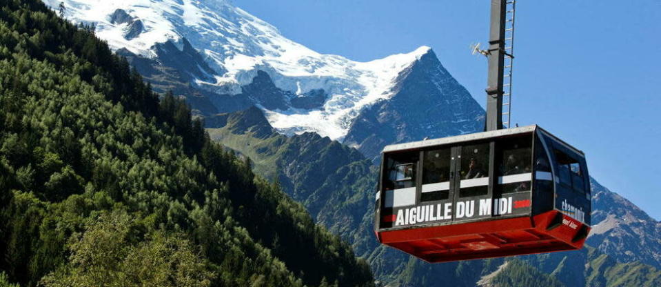 Le téléphérique de l'Aiguille du Midi a réduit sa fréquentation en cinq ans, assure le maire de Chamonix.  - Credit:PHILIPPE ROY / Philippe Roy / Aurimages via AFP