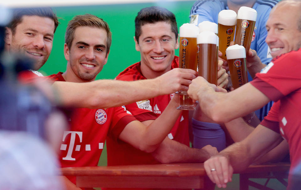 Weißbier-Shooting beim FC Bayern: Fußballstars posieren in Lederhosen