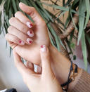 <p>Quien piensa que el rojo y el rosa no pueden ser buenos amigos es que no ha visto esta manicura de Anna Nazaruk. (Foto: Instagram / <a rel="nofollow noopener" href="https://www.instagram.com/ann3nan/" target="_blank" data-ylk="slk:@ann3nan;elm:context_link;itc:0;sec:content-canvas" class="link ">@ann3nan</a>). </p>