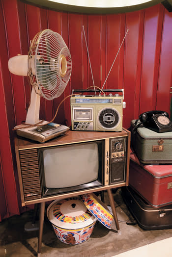 1 門口擺放了舊電話、電視、收音機和風扇，實行畫公仔畫出腸。
