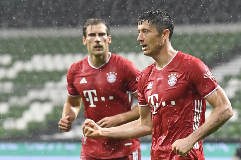 Robert Lewandowski (derecha) del Bayern Múnich tras anotar el primer gol de su equipo en el partido contra Werder Bremen por la Bundesliga en Bremen, Alemania, el martes 16 de junio de 2020. (AP Foto/Martin Meissner, archivo)