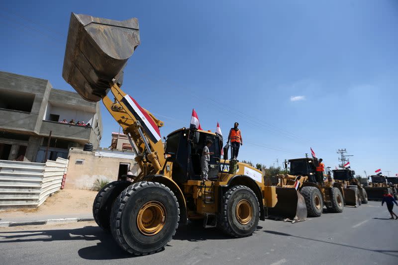 Egypt sends building equipment to Palestinians in Gaza Strip