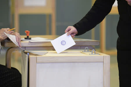 A voter casts his ballot during the presidential election at the Helsinki City Hall in Helsinki, Finland January 28, 2018. Lehtikuva/Heikki Saukkomaa/via REUTERS