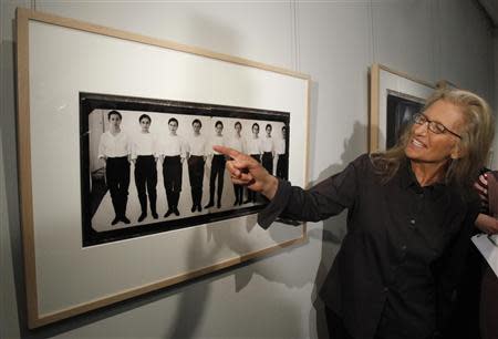 U.S. photographer Annie Leibovitz gestures during a media preview ceremony prior to the opening of her exhibition in Moscow October 11, 2011. REUTERS/Sergei Karpukhin