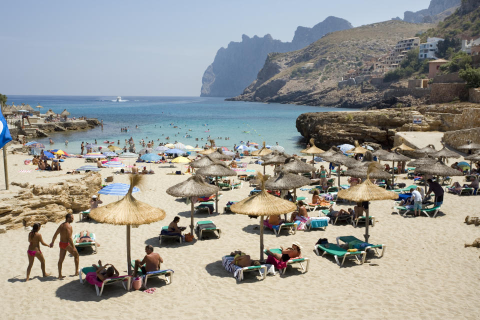 Touristen am Strand auf Mallorca (Bild: Getty Images)