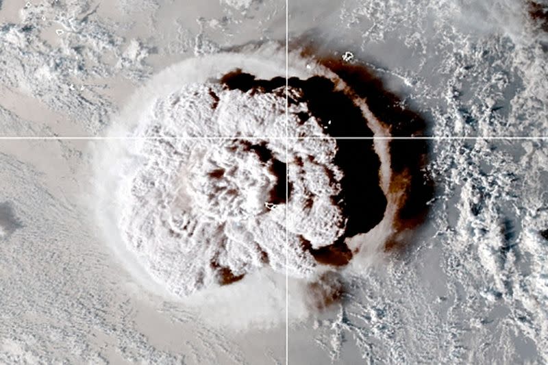 La erupción de un volcán submarino frente a Tonga, que provocó una alerta de tsunami para varias naciones insulares del Pacífico Sur, se ve en una imagen del satélite NOAA GOES-West tomada a las 05:00 GMT del 15 de enero de 2022