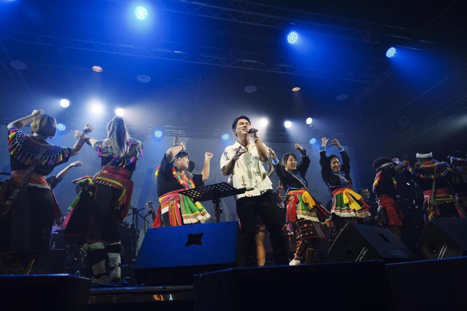 舒米恩開唱時喜歡邀歌迷一起做阿美族吟唱。（Zepp New Taipei / 大鴻藝術BIG ART提供）