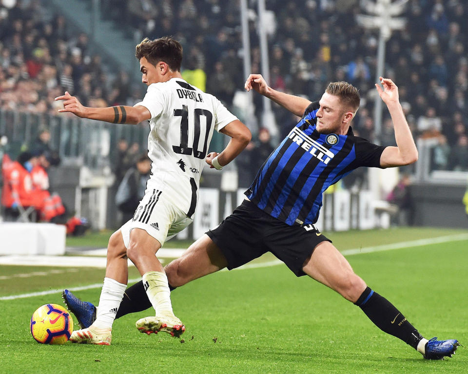 El atacante argentino Paulo Dybala (izquierda) pugna un balón con Milan Skriniar del Inter de Milán en un partido de la Serie A de Italia en Turín, el viernes 7 de diciembre de 2018. (Andrea Di Marco/ANSA via AP)