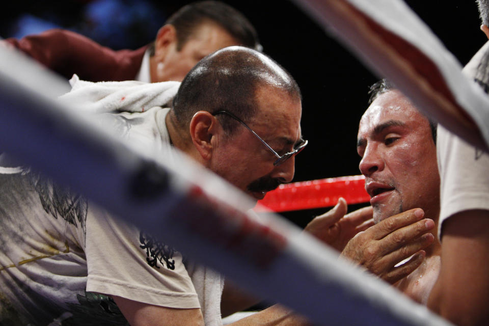 Nacho Beristáin durante una pelea junto a Juan Manuel Márquez. (REUTERS/Steve Marcus)