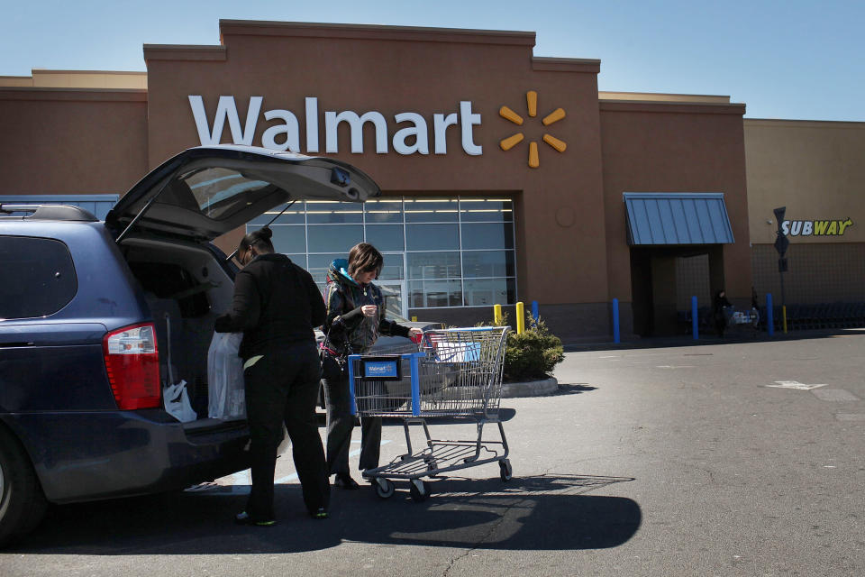 Walmart quiere mantener el pulso con Amazon y ampliar la gama de servicios a los clientes con el menor coste posible para la empresa. (Photo by Spencer Platt/Getty Images)