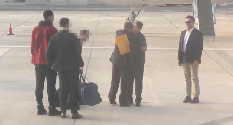 Momento en que intercambian los prisioneros en un aeropuerto de Abu Dhabi.