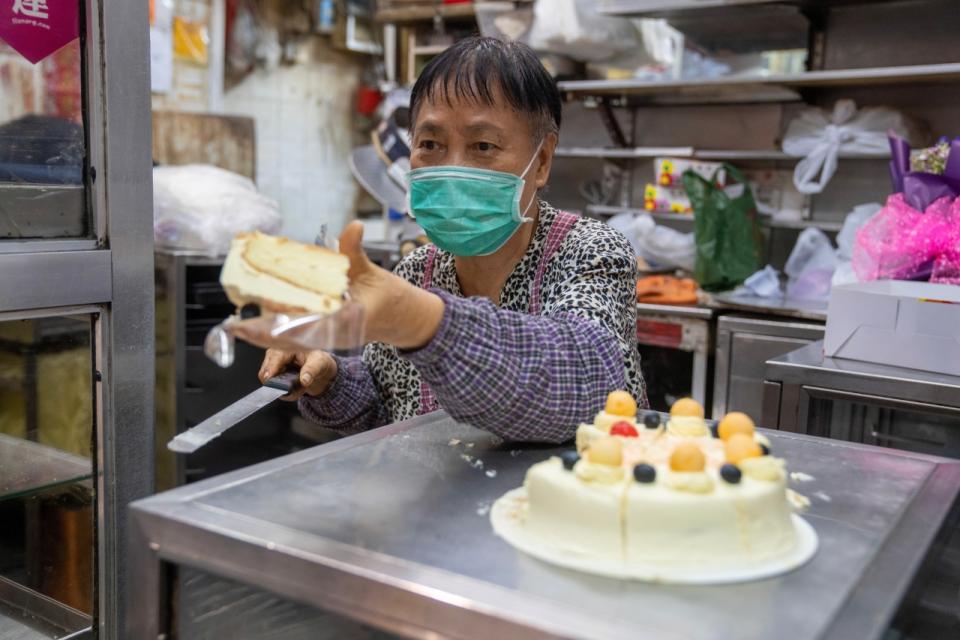 餅店於晚上7時許關門前，仍有客人未領取已訂購的奶油蛋糕，球姐決定「賣大包」請街坊吃蛋糕。
