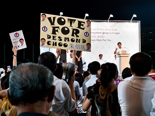 Desmond Choo thanked his supporters for voting for him in the last GE, and pledged to serve them wholeheartedly. (Yahoo! Singapore/ Alvin Ho)