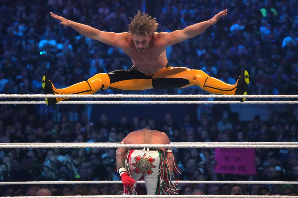 Logan Paul vuelva sobre Rey Mysterio en WrestleMania. (Joe Camporeale-USA TODAY Sports)