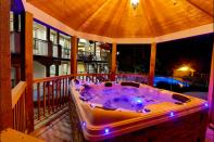 <p>It wouldn’t be the true mansion experience without an outdoor hot tub, complete with LED ights. (Airbnb) </p>