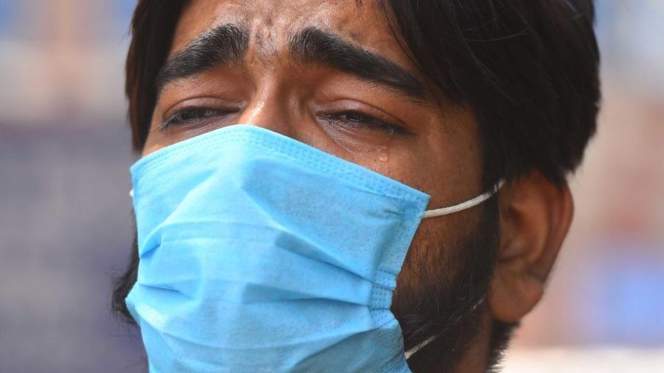 Hombre llorando en India.