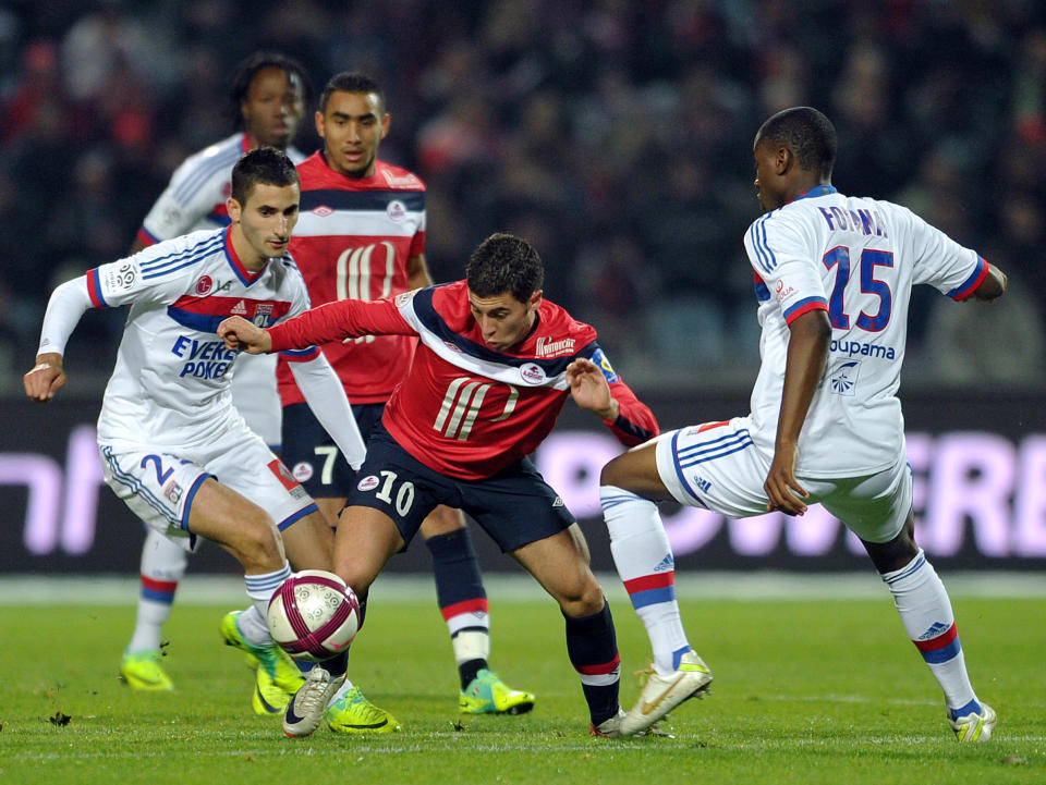 <b>Ligue 1, le match au sommet : Lyon-Lille</b> <p>Au match aller, Eden Hazard (photo) avait donné du fil à retordre à la défense lyonnaise et le LOSC l’avait emporté fort logiquement 3 buts à 1. Cinq mois plus tard, l’OL a la peine en championnat reçoit un LOSC solidement accroché à la troisième place de la Ligue 1. Après son élimination en Ligue des Champions mercredi, comment les Lyonnais réagiront-ils devant leur public ? Début de réponse samedi à 21h.</p>