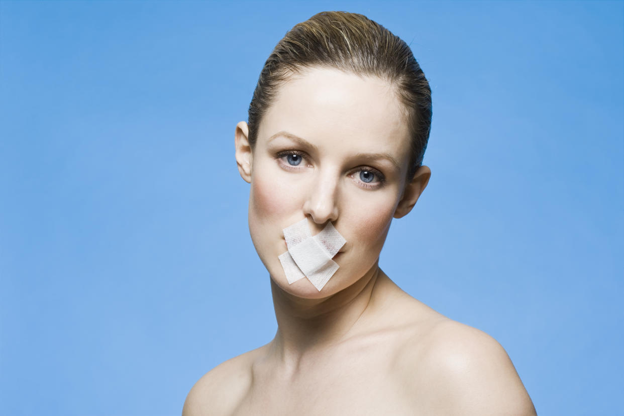 Was wirkt wie die Szene aus einem Kriminal-Film, ist ein neuer Trend auf TikTok: Mouth-Taping. (Symbolbild: Getty Images)