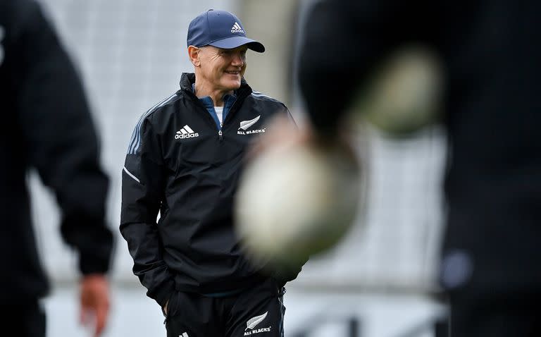 Joe Schmidt durante un entrenamiento de los All Blacks, cuando colaboró ante una emergencia por Covid