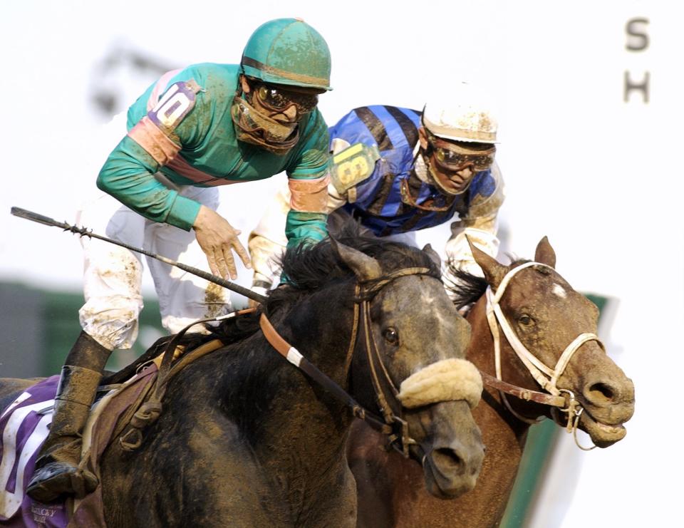Mike Smith rides Giacomo to win the Kentucky Derby as Cornelio H. Velasquez rides Closing Argument to second on May 7, 2005.