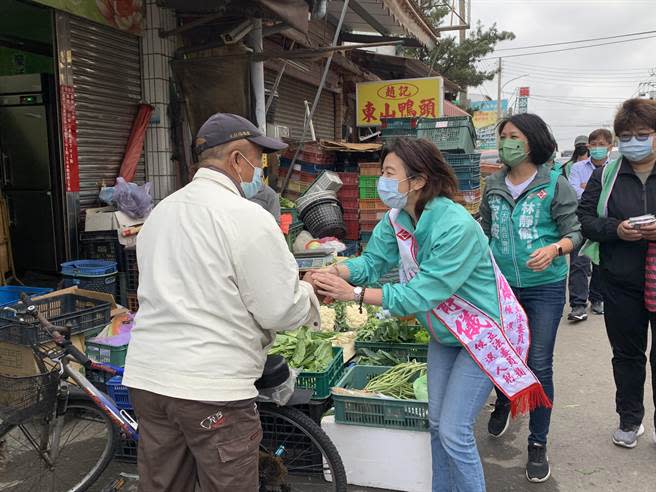 民進黨台中二選區立委參選人林靜儀到大肚市場拜票、爭取選民支持。（林欣儀攝）