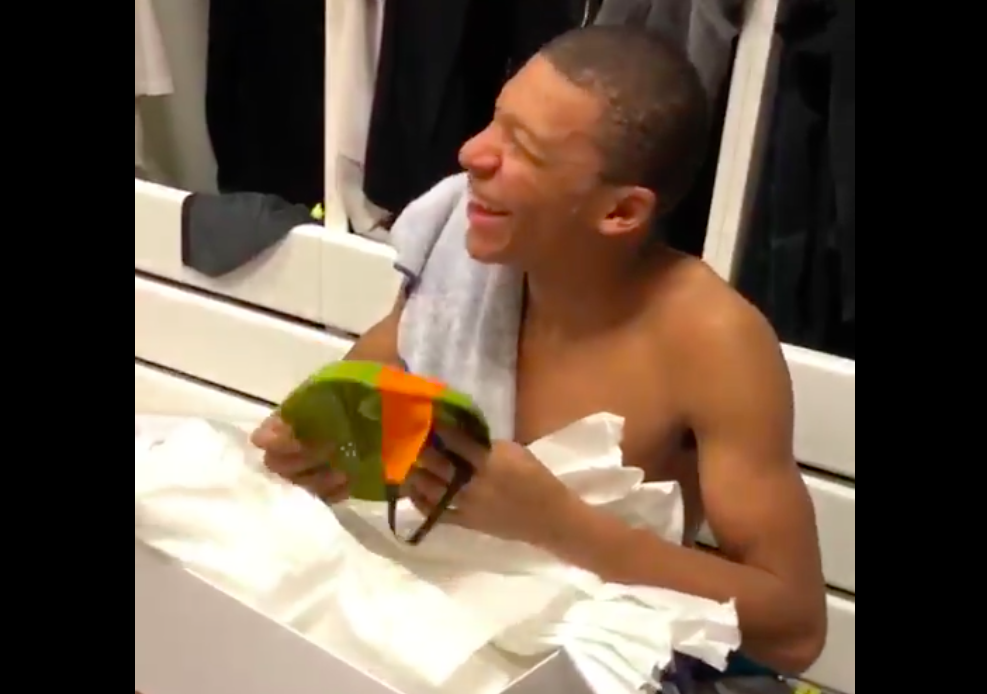 Photo : Le cadeau des joueurs du PSG à Kylian Mbappé. - Purepeople