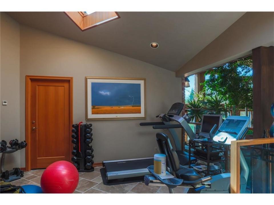 <p>Break a sweat in the exercise room. (Realtor.ca) </p>