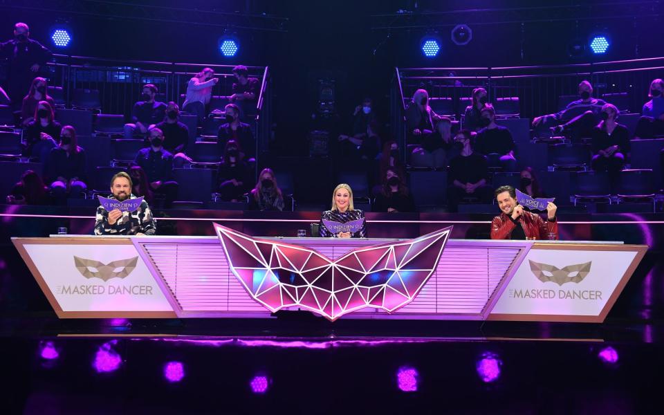 Im "The Masked Singer"-Ableger sind Steven Gätjen (links) und Alexander Klaws das Hauptrate-Duo. Ruth Moschner war der erste Rate-Gast. (Bild: ProSieben/Willi Weber)