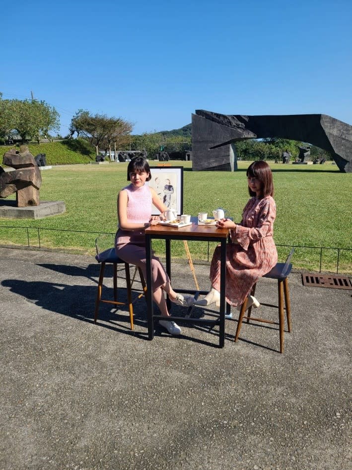 「市長好忙，我陪你莎時間! 」莎莎與插畫家莉莉子於朱銘美術館進行訪談。   圖：新北市新聞局提供