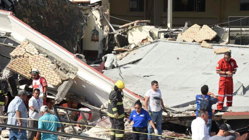 Rettungskräfte suchen in der eingestürzten Kirche nach Überlebenden. (Bild: Jose Luus Tapia / Sol de Tampico / dpa)