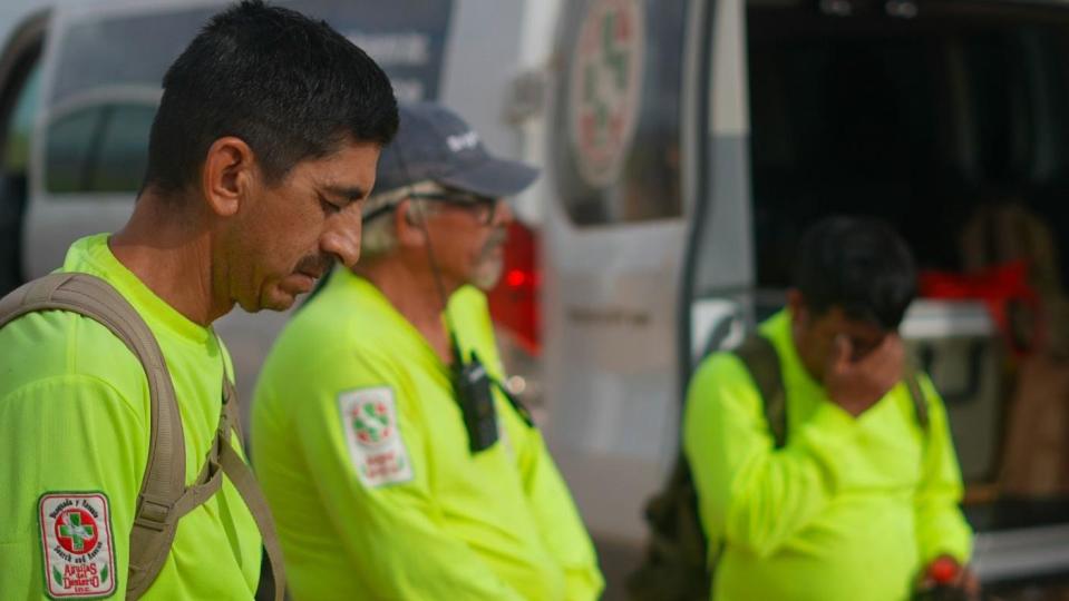 Los voluntarios se encomiendan a Dios antes de entrar al desierto de Sonora.