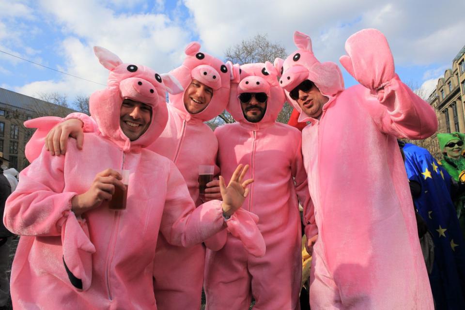 Jetzt ist endlich wieder die Zeit, in der Sie alles sein können, was Sie wollen. Und wo Sie in der Bahn auf Superhelden, Clowns und menschengroße Tiere treffen.  (Bild: Thomas Quack/Lux_D)