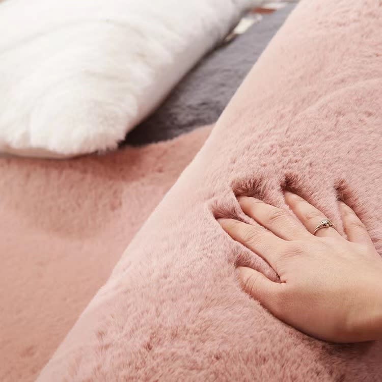 TURTLE Large Premium Fluffy Soft Fur Shaggy Carpet. (Photo: Shopee SG)