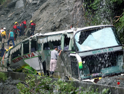 陸客蘇花驚魂 落石砸爛遊覽車