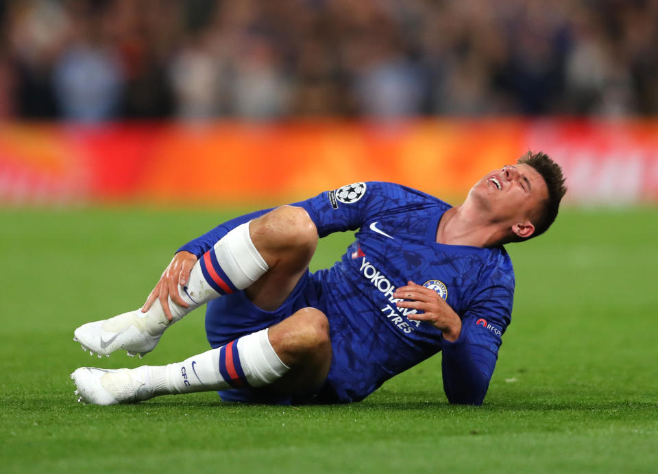 Mason Mount was forced off with an injury in the first half. (Credit: Getty Images)