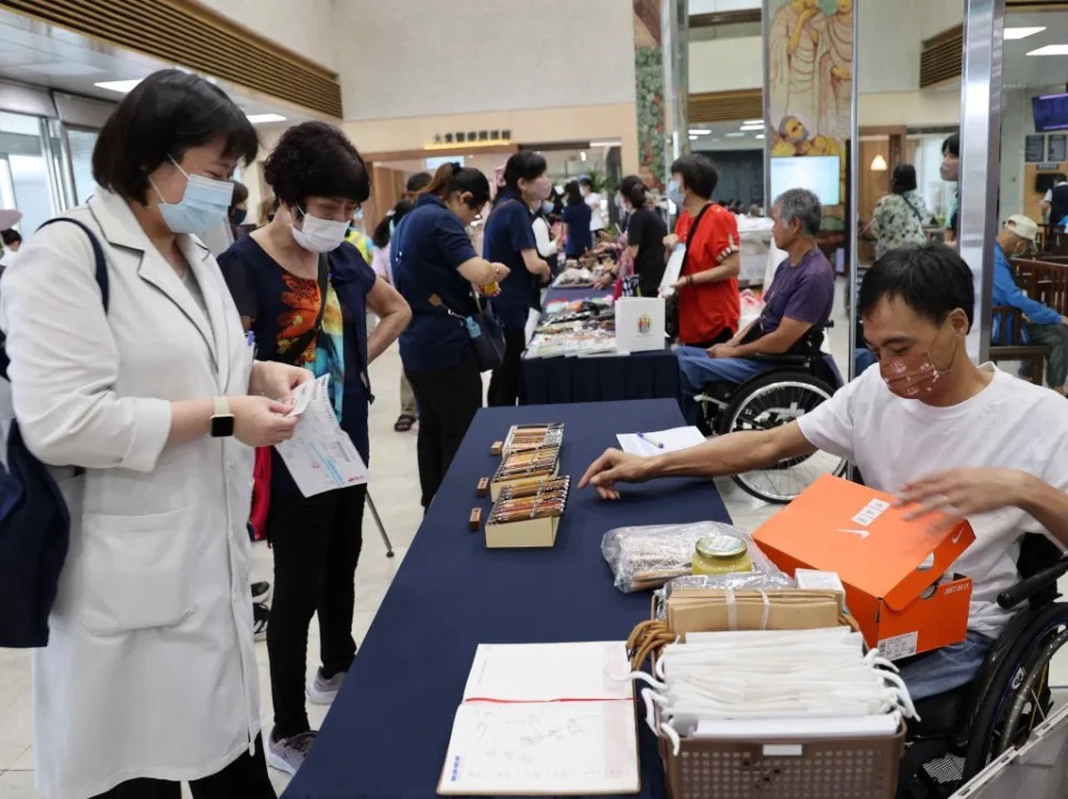 花蓮慈院同仁及來院鄉親熱烈支持脊髓損傷傷友的文創品及手作美食。(花蓮慈濟醫院提供)