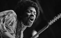 Jimi Hendrix verlieh Songs durch sein außergewöhnliches Gitarrenspiel eine absolute Einzigartigkeit. Um in seiner Leistung nicht nachzulassen, nahm er Aufputschmittel, aber auch Schlaf- und Beruhigungsmittel. Obwohl die junge Deutsche Monika Dannemann in der Nacht zum 18. September 1970 neben ihm nächtigte, bemerkte sie zu spät, dass Hendrix am eigenen Erbrochenen erstickt war. Mit gerade mal 27 Jahren. (Bild: Evening Standard/Getty Images)
