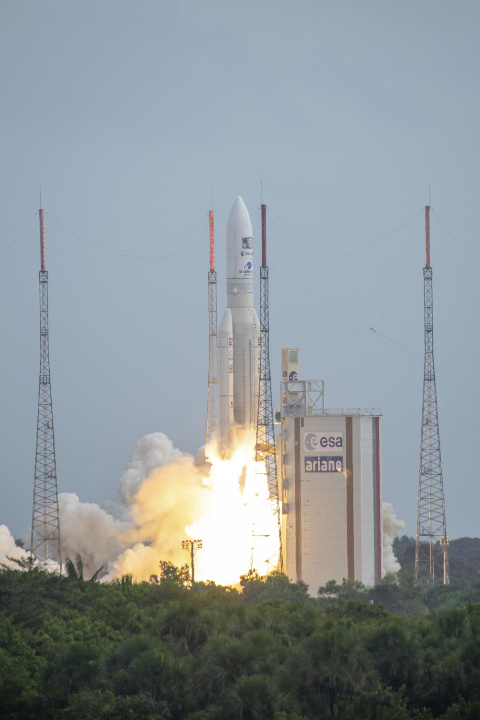 This photo provided by the European Space Agency shows an Ariane rocket carrying the Jupiter Icy Moons Explorer, Juice, spacecraft lifting off from Europe's Spaceport in Kourou, French Guiana, Friday, April 14, 2023. A European spacecraft rocketed away Friday on a decadelong quest to explore Jupiter and three of its icy moons that could have buried oceans. (Manuel Pedoussaut/ESA via AP)