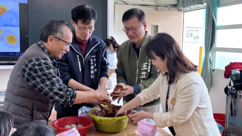 「山海友情原來是客」活動登場  師生手作鹹鴨蛋 「山海友情，原來是客」活動由民進黨台中市議員王 立任（右2）主辦，今年邁入第8年，山線學校的孩子 前往海線學校參訪，師生體驗手作鹹鴨蛋。 （王立任提供） 中央社記者趙麗妍傳真  113年3月19日 