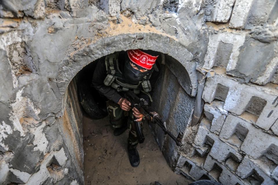 2023年5月19日，解放巴勒斯坦民主陣線（DFLP）的武裝份子在加薩走廊南部的地道內。路透社