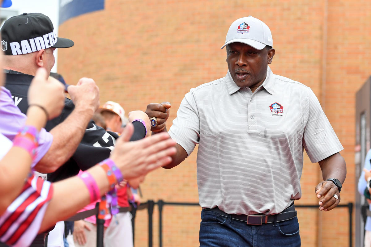 Former Raiders receiver, Hall of Famer Tim Brown hits holeinone at