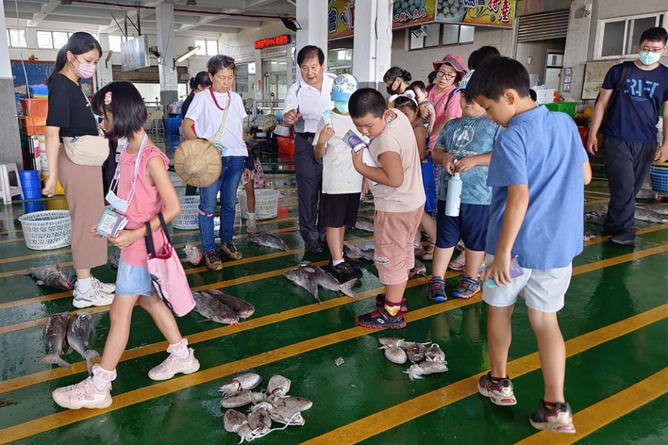 嘉義縣文觀局主辦的東石漁人碼頭海洋環教見習課程，邀請在地學童及家長，親自體驗東石魚市場魚貨拍賣。（記者張翔翻攝）