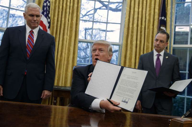 美國總統川普簽署行政命令，退出TPP（AP）