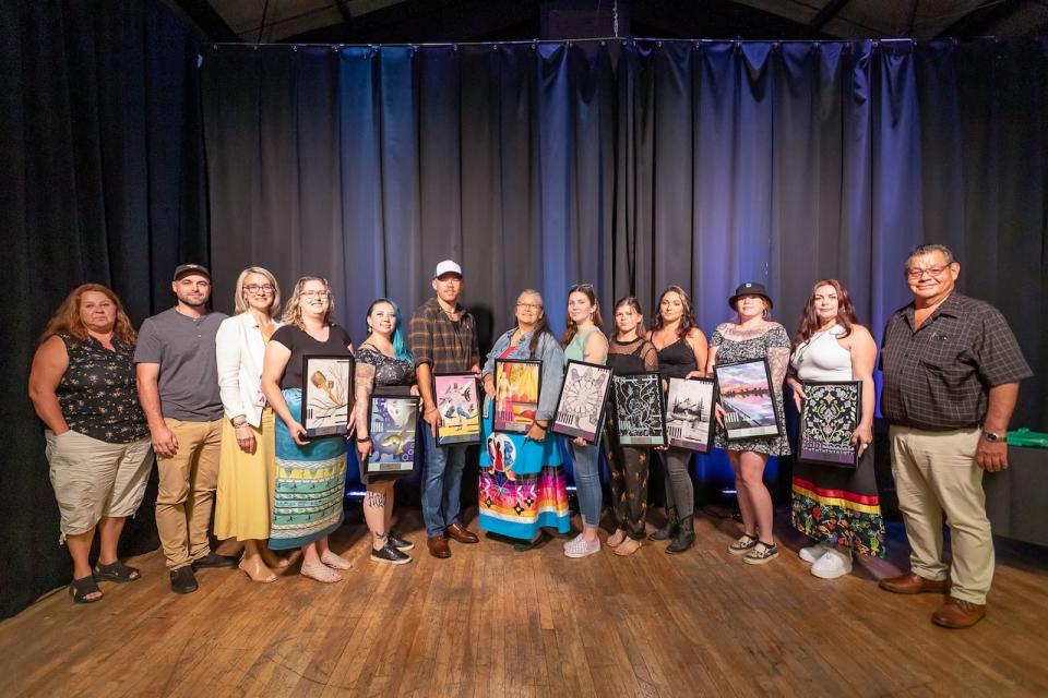 Tracey Snow (Mohawk Council of Kahnawà:ke), Scott Berwick (Kanien'keháka Onkwawén:na Raotitióhkwa Language and Cultural Center), Sandra Martel (the Jacques Cartier and Champlain Bridges Incorporated), Arnold Boyer (Mohawk Council of Kahnawà:ke) with the artists selected for the project.