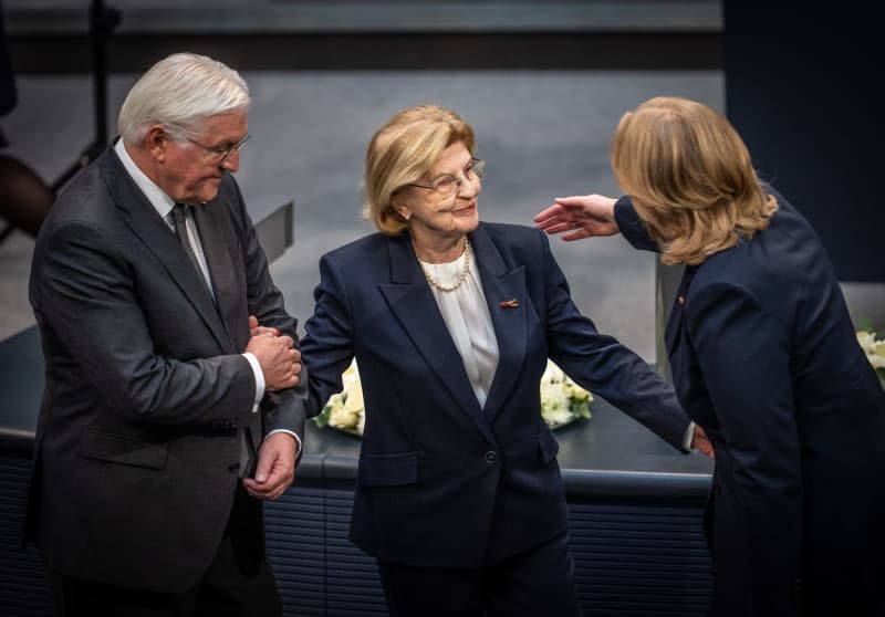 Holocaust survivor Eva Szepesi stands between Germany's President Frank-Walter Steinmeier and Baerbel Bas (R), President of the Bundestag, after her speech at the German Bundestag's memorial service to commemorate the victims of National Socialism. Kay Nietfeld/dpa