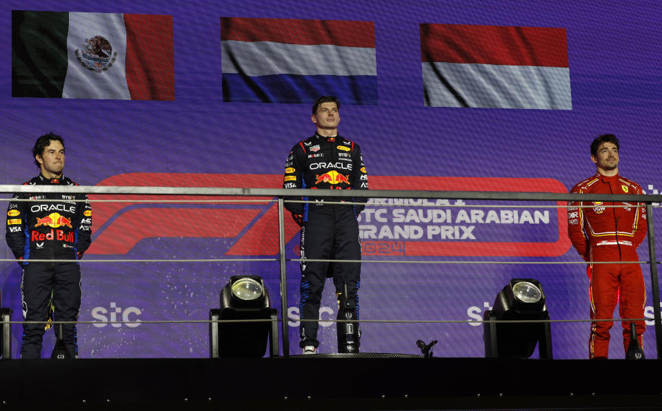  Max Verstappen, de Red Bull, sube al podio tras ganar el Gran Premio de Arabia Saudí junto a Sergio Pérez, de Red Bull, segundo, y Charles Leclerc, de Ferrari, tercero (REUTERS/Hamad I Mohammed)